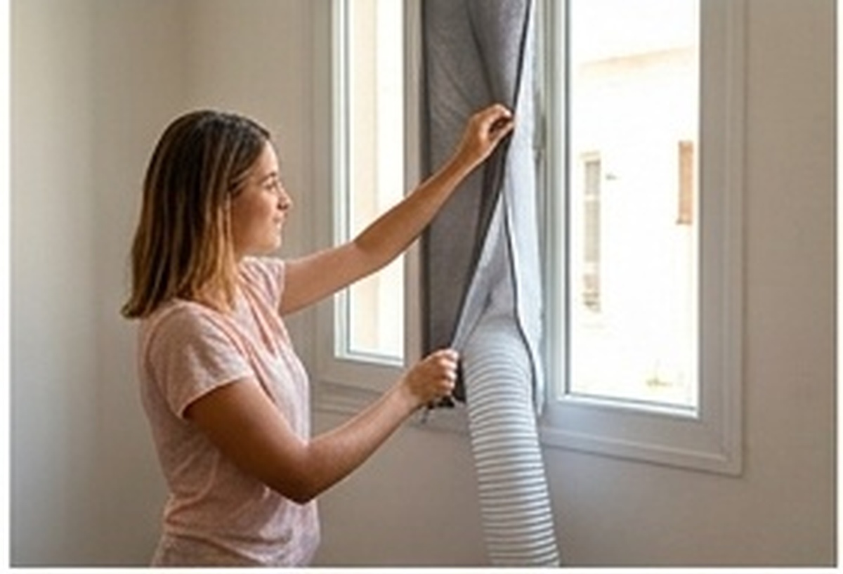 Pose du kit de calfeutrage d'un climatiseur mobile sur une fenêtre