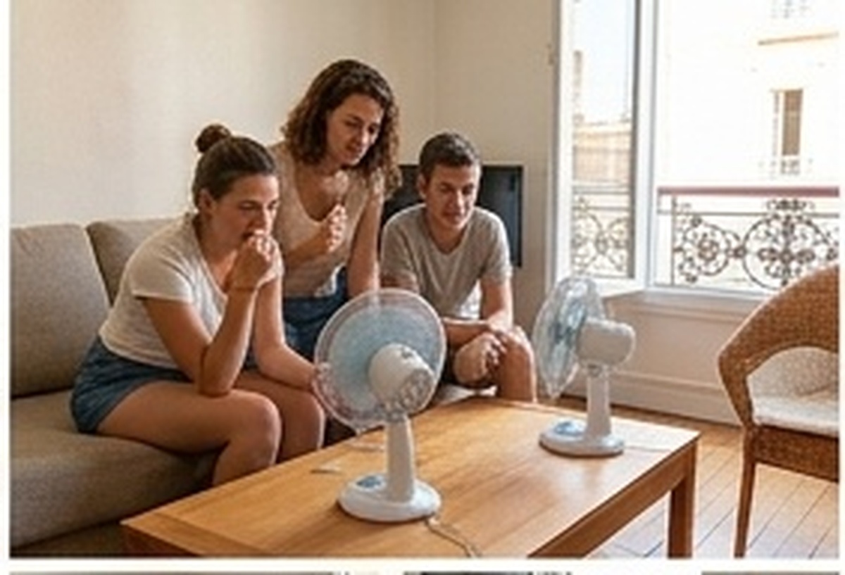 Trois personnes tentant de se rafraîchir avec des ventilateurs pendant la canicule 2026