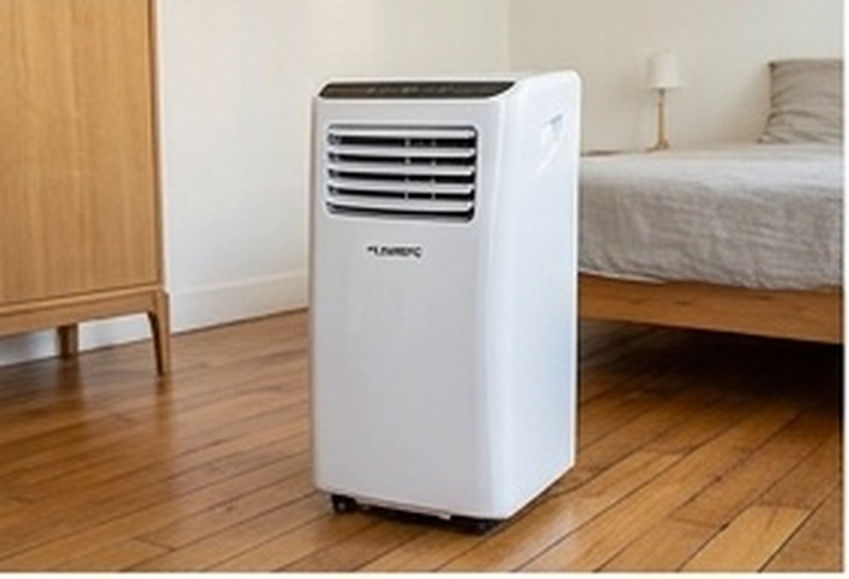 Climatiseur mobile installé dans une chambre parquetée
