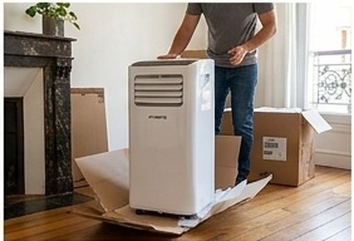 Déballage d'un climatiseur mobile livré dans un salon