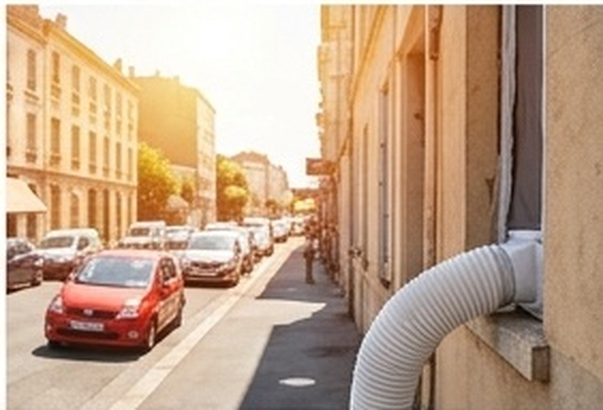 Gaine d'évacuation d'un climatiseur mobile sur une façade haussmannienne parisienne