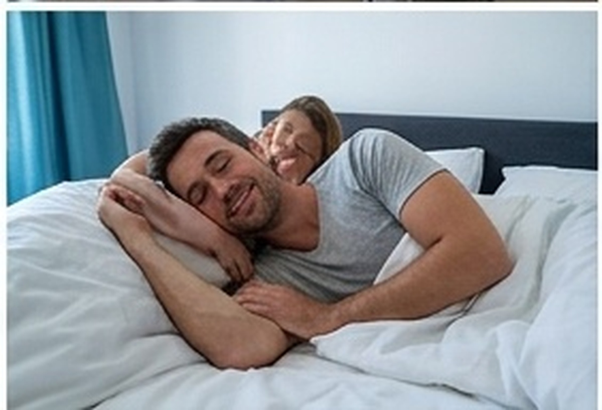 Couple dormant dans une chambre rafraîchie pendant une nuit de canicule